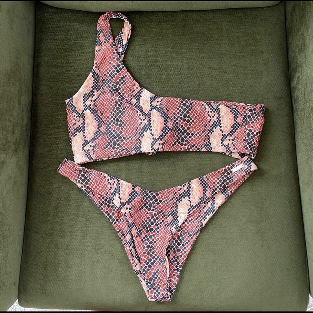 BLACK BOUGH ONE SHOULDER SNAKE BIKINI